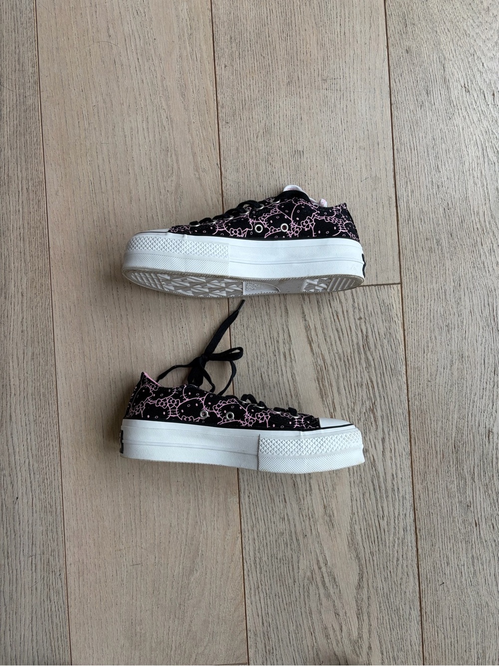 Hello Kitty Converse shoes - Picture 5 of 5